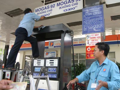 Giá xăng tăng lên 19.000 đồng/lít